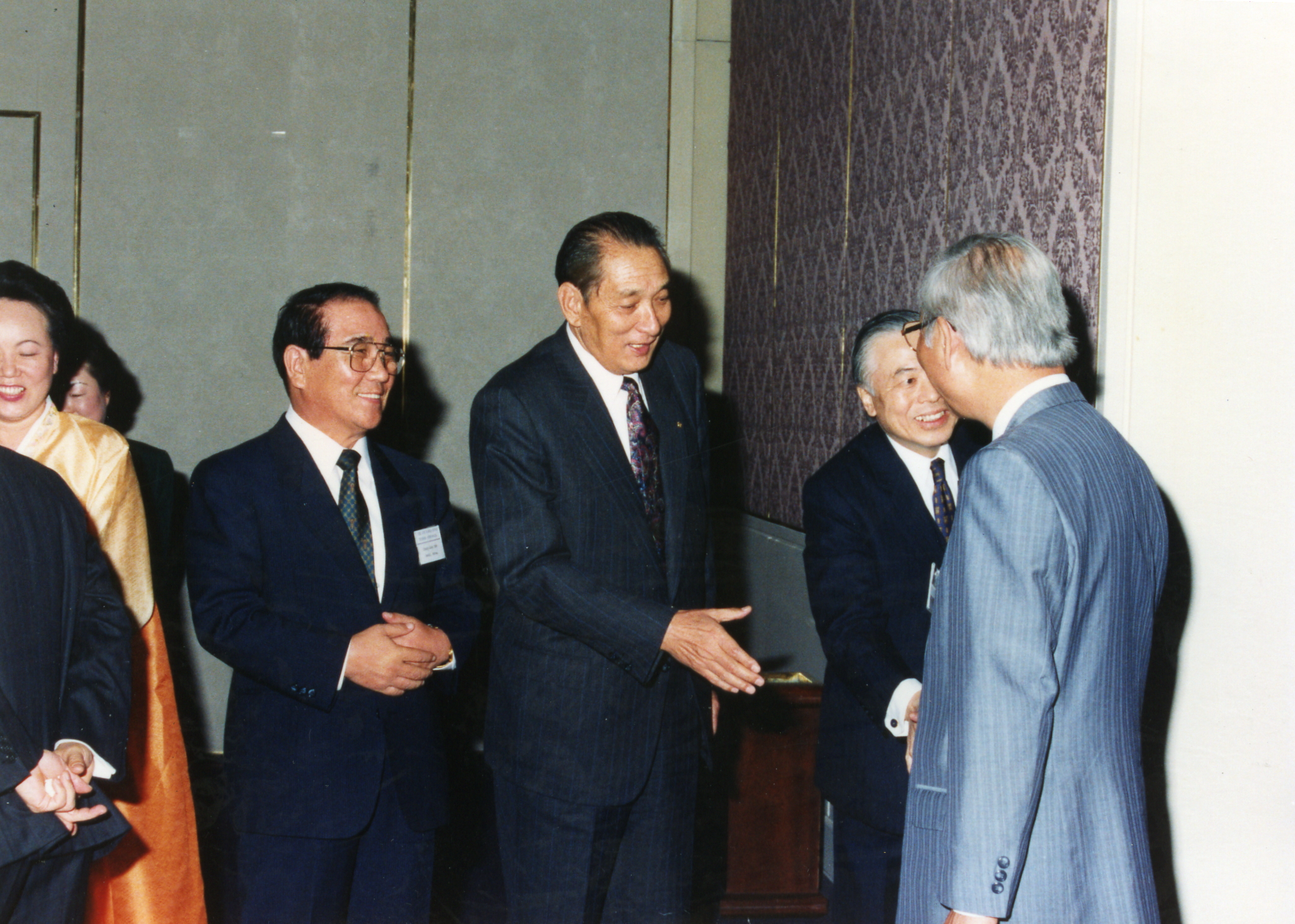 4th Korea-Japan Thyroid Symposium 1992. 4. 16 - 17 신라호텔 회장으로 회원 영접