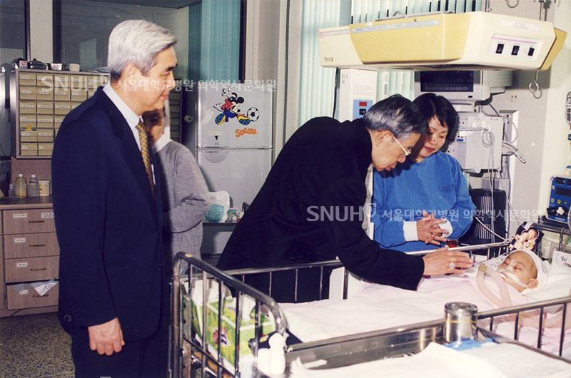 [1998년] 김수환 추기경의 어린이병원 방문