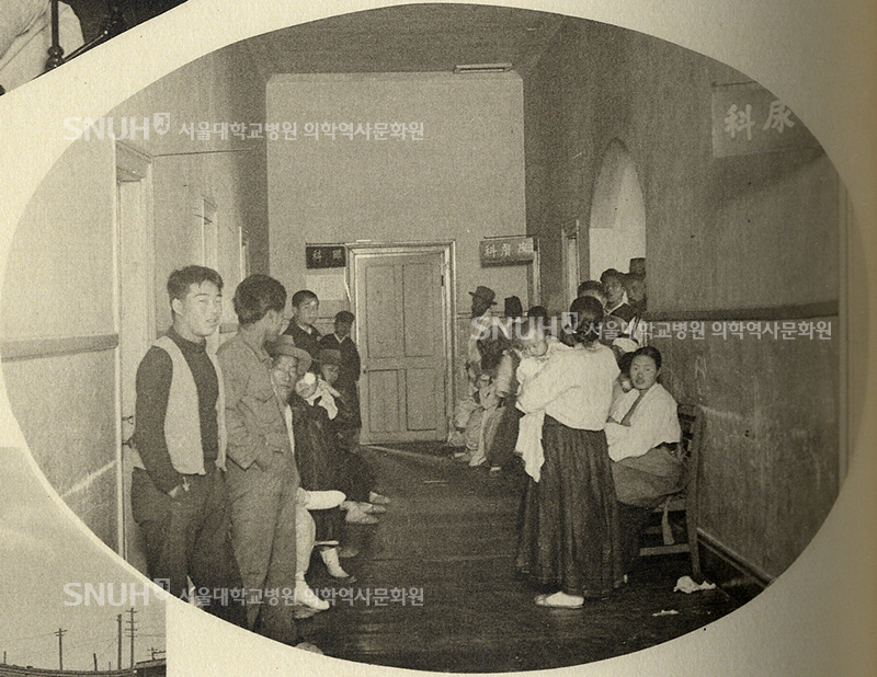 [1932년] 시료외래진료소에서 진료를 기다리는 환자들