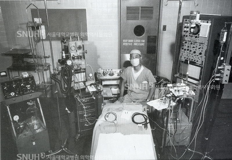 [1960년] 미국 미네소타대학병원 수술장에서 이화영의 개심술 마취 연수