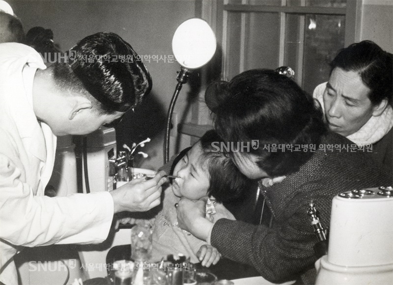 [1960년대] 김진영 이비인후과 교수의 외래진료