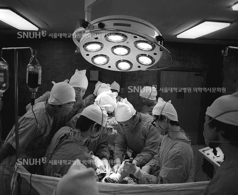 [1975년] 외과 김진복 교수의 수술