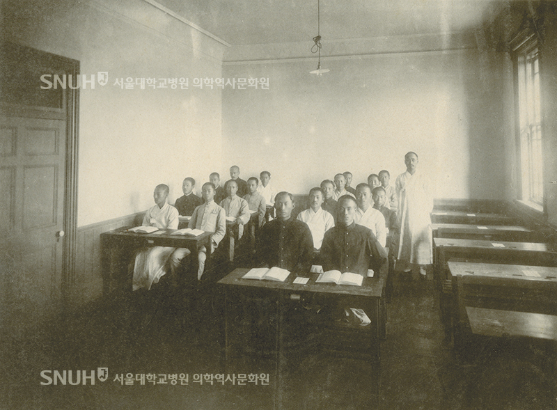1908 - 대한의원 의육부의 수업 장면